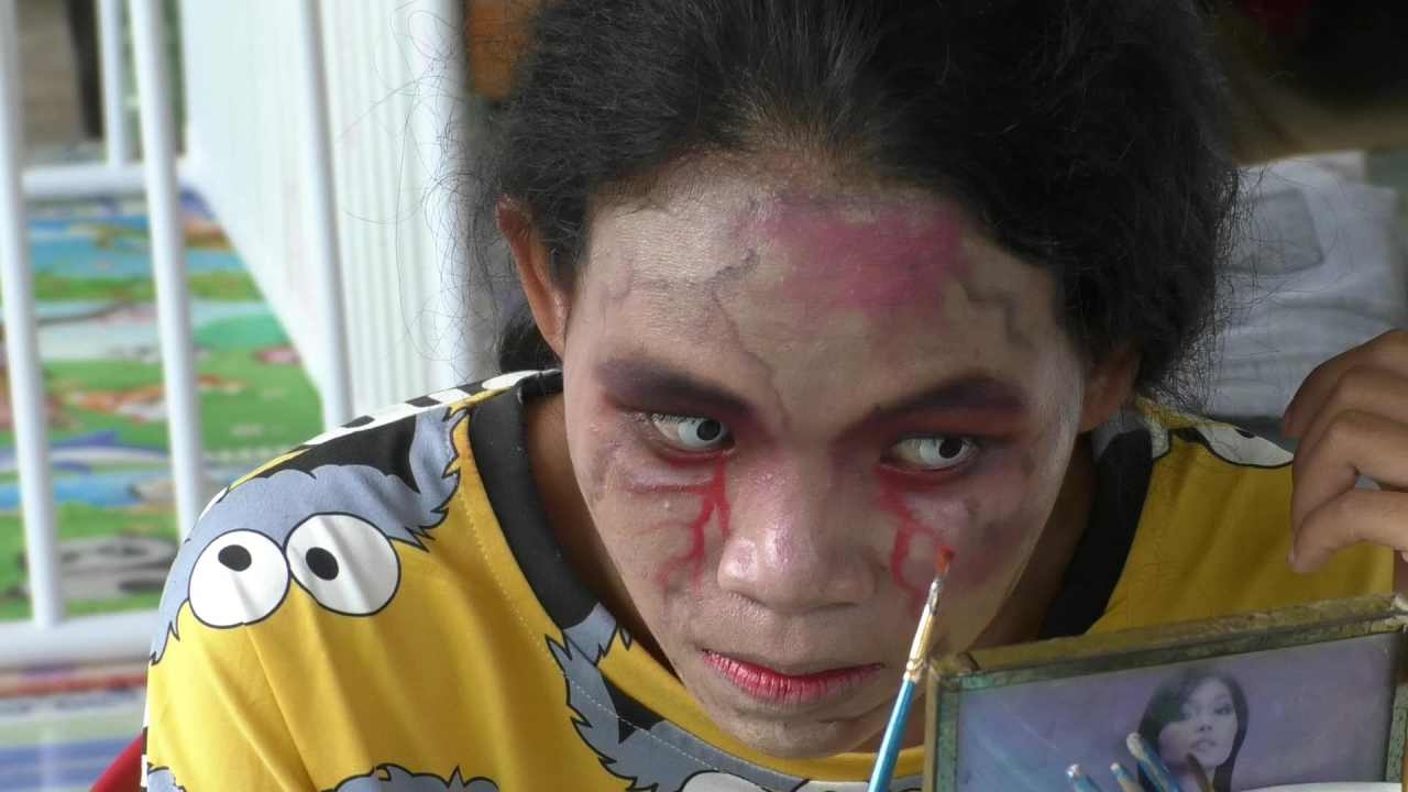 หลอนพารวย พบสาวแต่งหน้าผี ขายเสื้อจากศพ ยืนยันบังสุกุลแล้วทุกตัว 