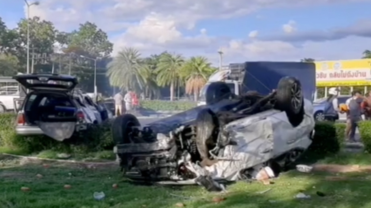 ชนยับกลางสี่แยก ปาเจโร่แหกโค้ง ข้ามเลน เสยรถติดไฟแดง ดับ 2 เจ็บ 5 ราย