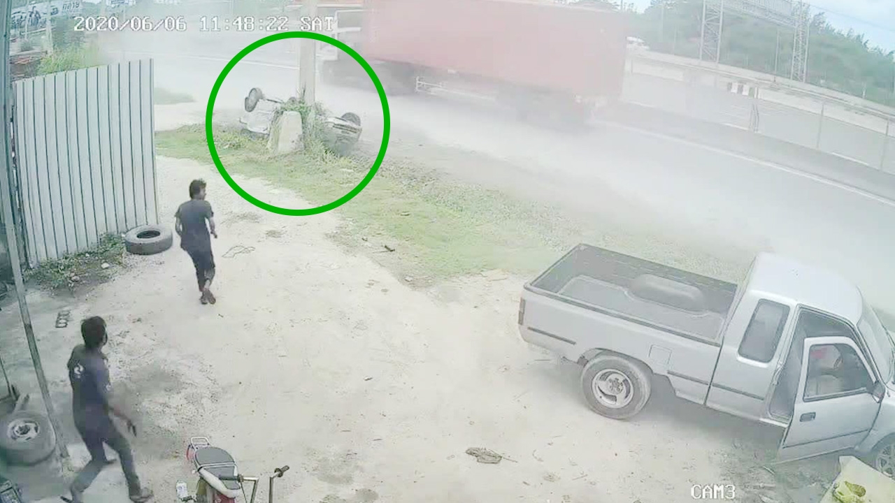 นาทีสุดเสียว แม่ลูก 3 ขับเก๋งไปบางแสน เจอปิกอัพเบียดคว่ำล้อชี้ฟ้า (คลิป)  