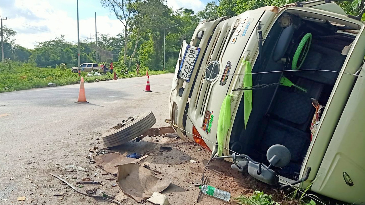 หัวหน้าแบงก์ ธ.ก.ส. ซิ่งเก๋งหลับในประสานงา 6 ล้อ รถพังดับสยองคาถนน