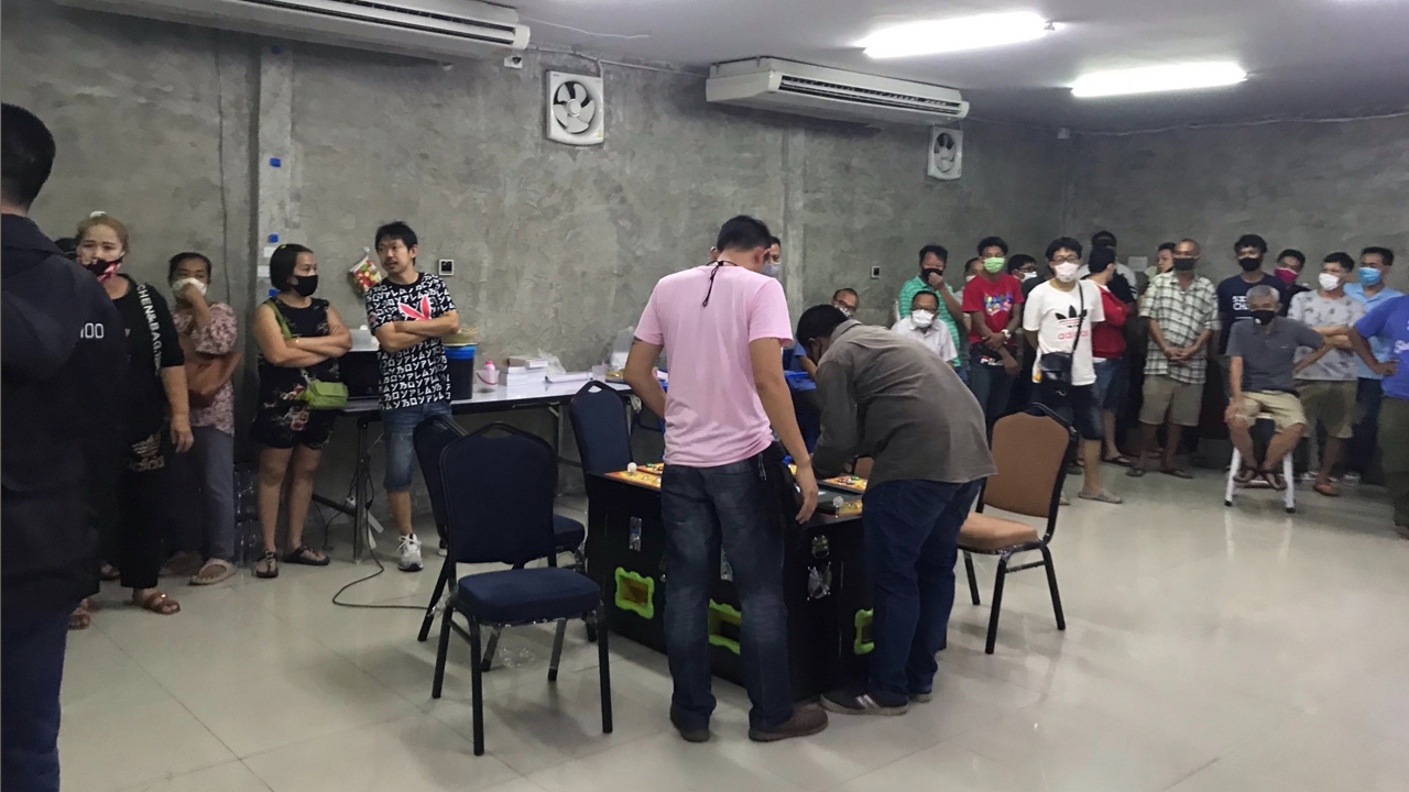 ตำรวจบุกทลายบ่อนถั่วหยิบ รวบ 25 ผีพนัน เปิดเย้ย เคอร์ฟิว-โควิด