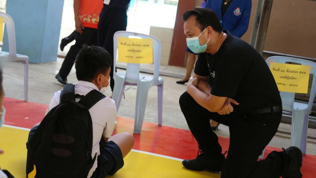 รมว.ศธ.ลงตรวจสนามสอบ ม.1 ชลบุรี พอใจ สถานศึกษาเข้ม ตามมาตรการ สธ.