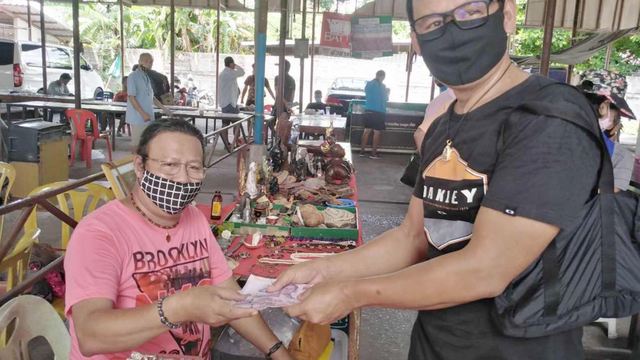 เซียนพระยิ้มร่า ตลาดวันศุกร์คึกคัก กลับมาซื้อแลกปลี่ยนได้แล้ว 