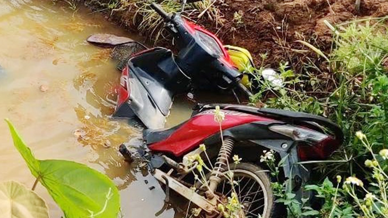 หนุ่มเชียงแสนขี่ จยย.กลางดึก ถนนมืดไม่มีไฟ แหกโค้งตกคูน้ำจมดับคาที่