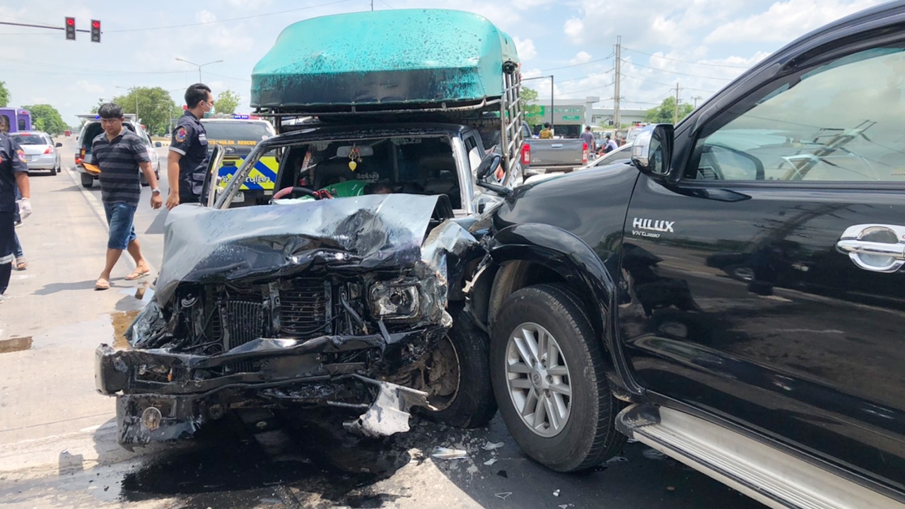 กล้องวงจรปิดเสีย ลุงวัย 65 ซิ่งกระบะฝ่าไฟแดงชนยับ 5 คันรวด เจ็บ 5 ราย