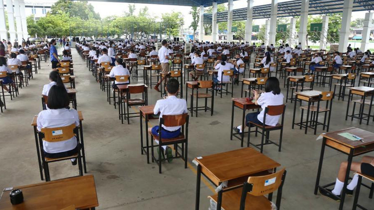 รมว.ศธ. ตรวจสนามสอบ 2 โรงเรียนใน จ.ชลบุรี-ระยอง เร่งพัฒนาคุณภาพการศึกษา