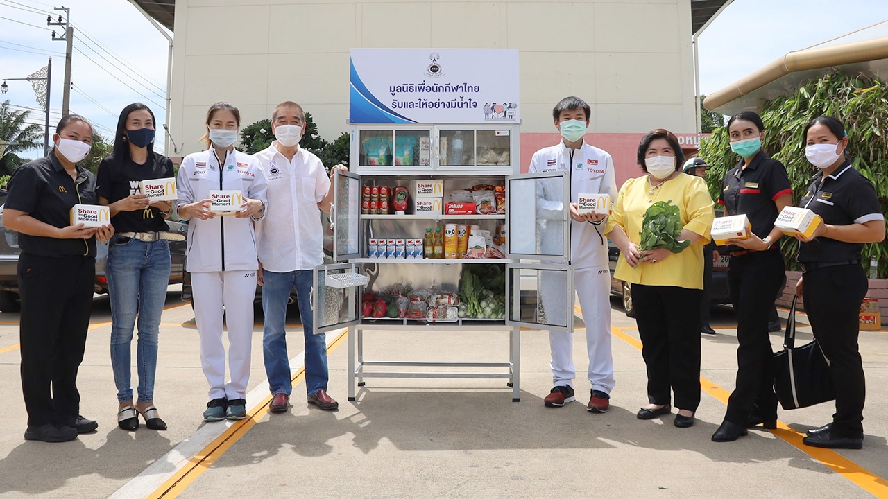 "เมย์-วิว" ร่วมเปิดตู้ปันสุขจุดที่ 4 ของมูลนิธิเพื่อนักกีฬาไทย