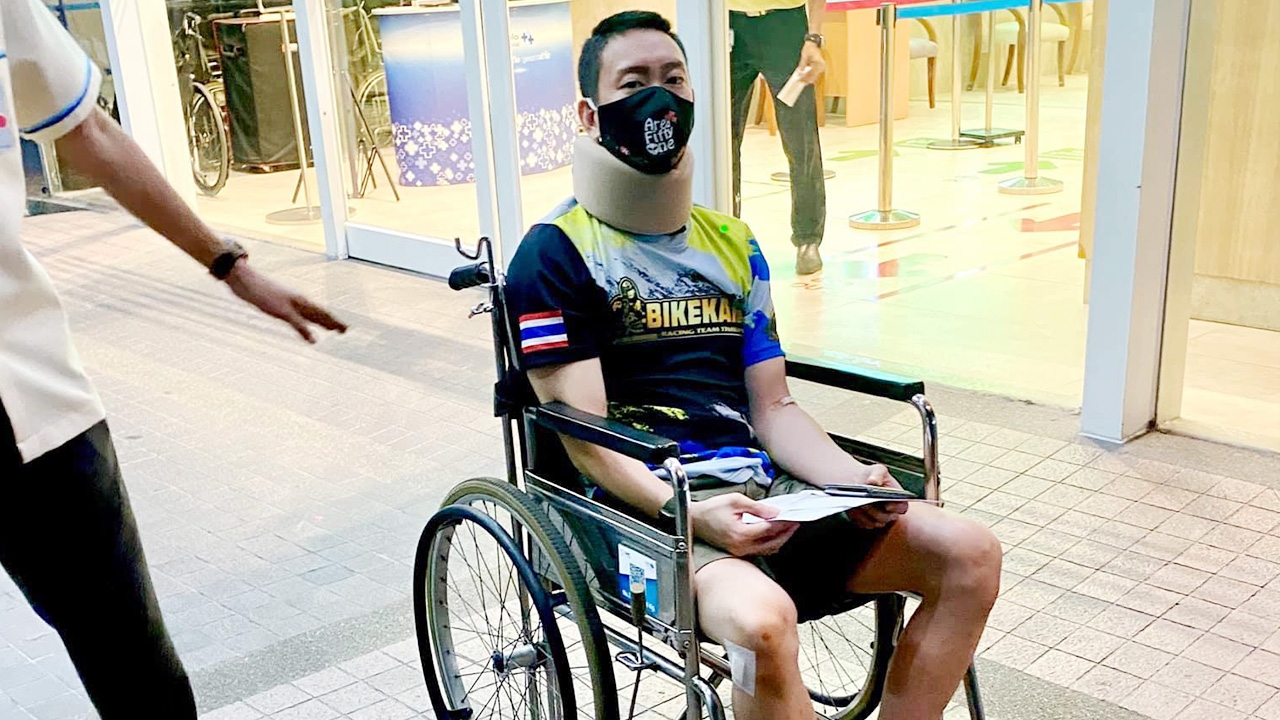 เบนซ์ เรซซิ่ง ประสบอุบัติเหตุรถล้มระหว่างฝึกซ้อมก่อนลงแข่งขัน