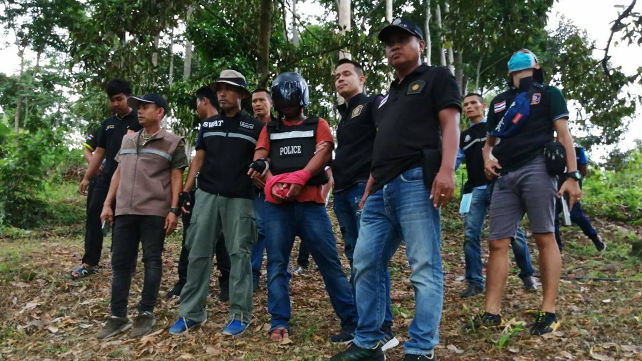 ตร.สิชล รวบนายจ้างสวนทุเรียนโหด ชี้จุดทำแผน ยิงลูกจ้างลาวยัดถังฝังดิน