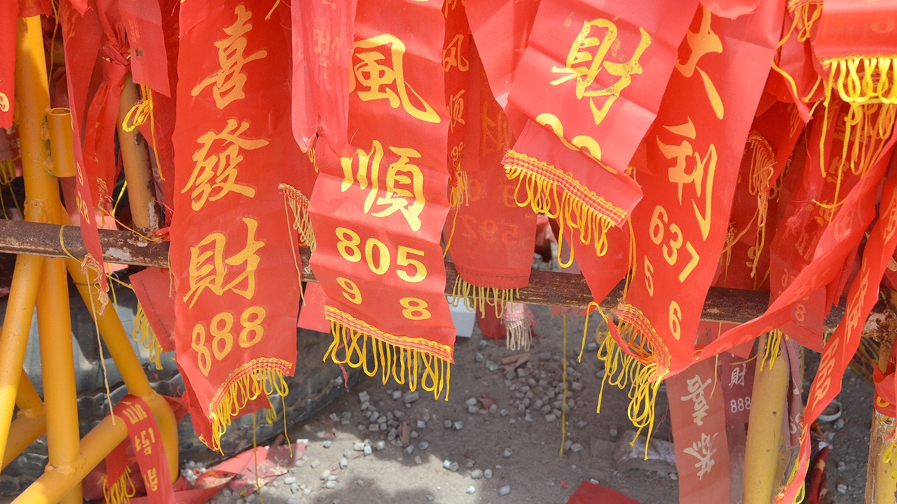 แห่ขอพรไอ้ไข่ วัดเจดีย์ ต่อคิวจุดประทัดยาวเหยียด ลุ้นเลขเด็ด 2 ตัว 3 ตัว