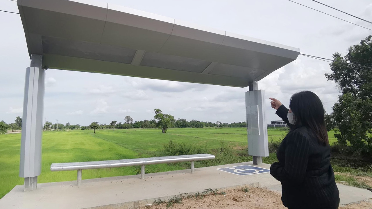 พบศาลาพักผู้โดยสารสุดล้ำ ชาวบ้านบ่น คุ้มแดดคุ้มฝนไม่ได้ 
