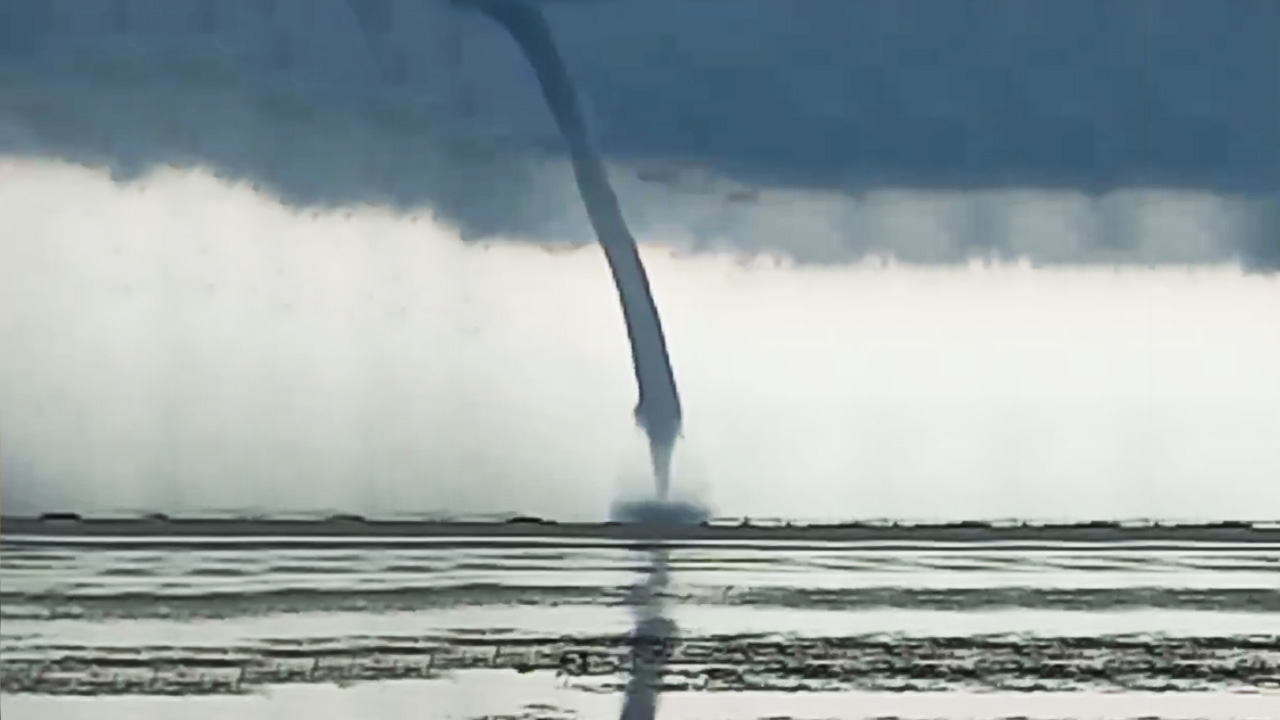 รวมคลิปฮือฮา "พายุงวงช้าง" หอบน้ำขึ้นฟ้าที่สกลนคร ไม่ได้หาชมกันง่ายๆ 