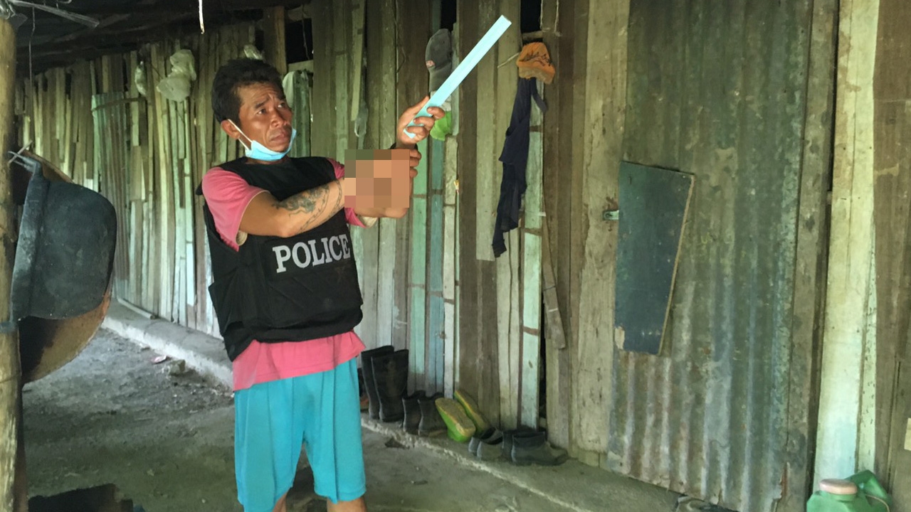 หิ้วทำแผนหนุ่มฆ่าเพื่อนร่วมงาน ใช้อีโต้ฟันหัว อ้างแค้นด่าบุพการี