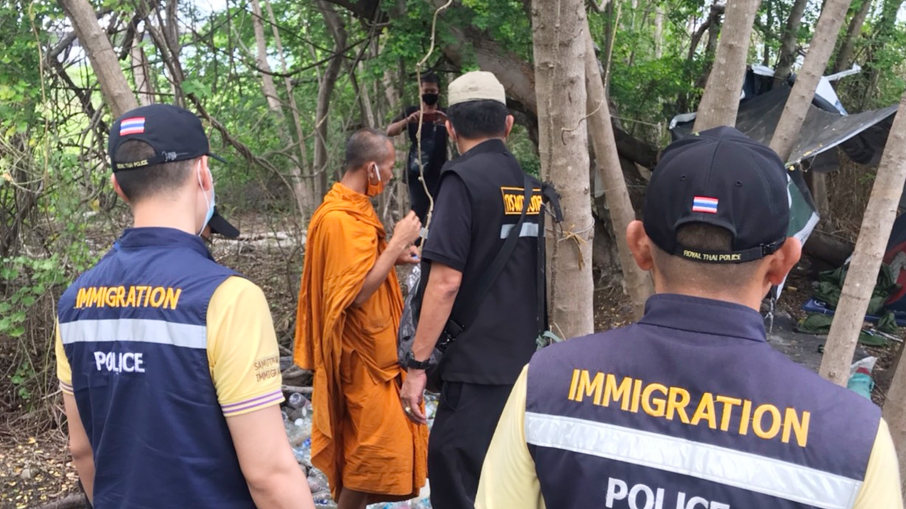 ตม.จับพระเขมร หลบหนีเข้าเมือง ออกบิณฑบาตช่วงสาย เรี่ยไรเงินย่านบางพลี