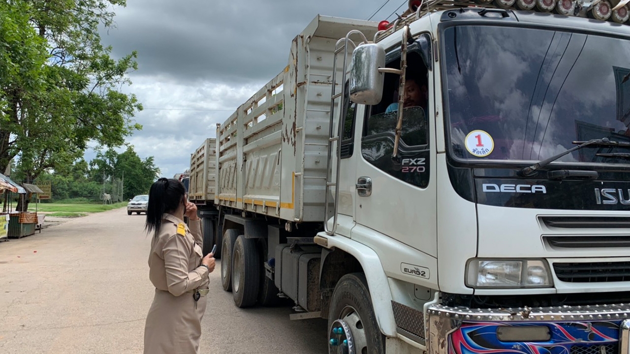 ปลัด อบต.พืชอุดม คุมเข้มห้ามรถบรรทุกดินวิ่งในชุมชน ทำถนนพัง บ้านเสียหาย