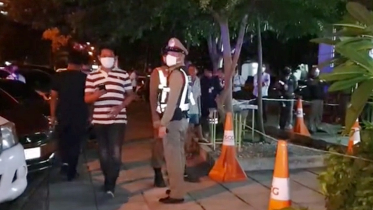 หนุ่มตกใจเห็น ตร.กระโจนคอนโดดับ พบไอซ์เหน็บก้น ข้อเท้าติดกำไลอีเอ็ม 