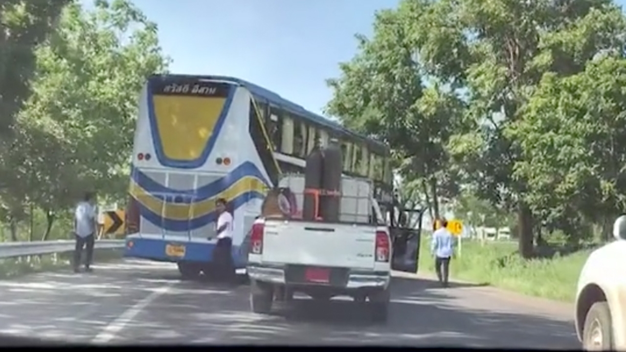 โผล่อีกรถทัวร์หัวร้อน ขับปาดหน้า จอดขวางถนน ยกพวกทำร้ายลุงขับกระบะ