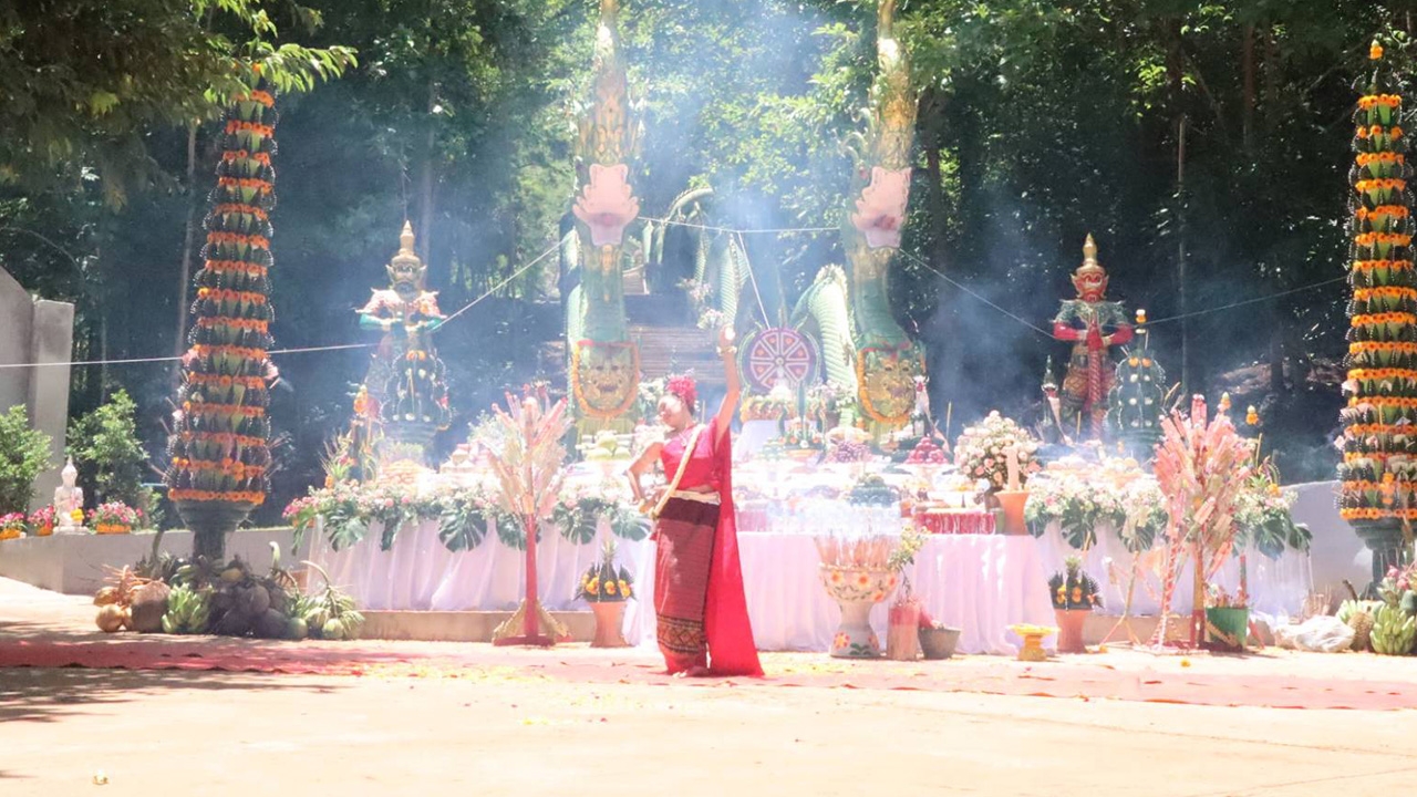 ชาวบ้านแห่ร่วมพิธีบวงสรวง "บรรจุหัวใจพญานาค" แน่นวัดป่าเขาแหลม