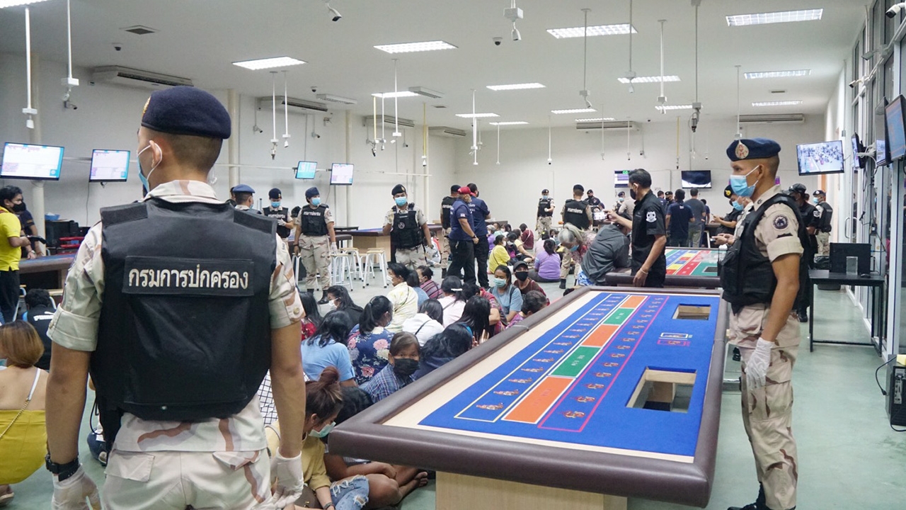 ทลายบ่อนดังระยอง รวบ 118 นักพนัน เล่นเย้ย พ.ร.ก.ฉุกเฉิน เงินหมุน 12 ล้าน