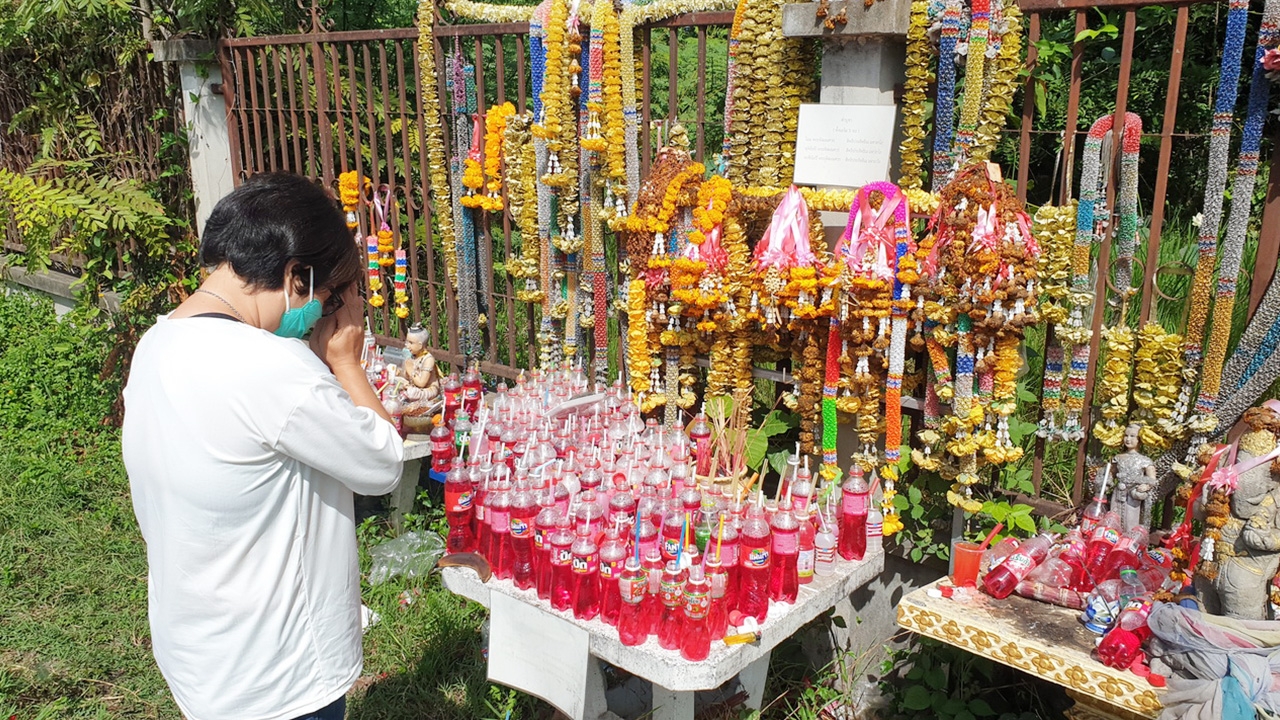 องค์พระพิฆเนศ ริมถนนเชียงใหม่-ฮอด ที่หางดง ขวดน้ำแดงวางแน่นเชื่อให้โชค