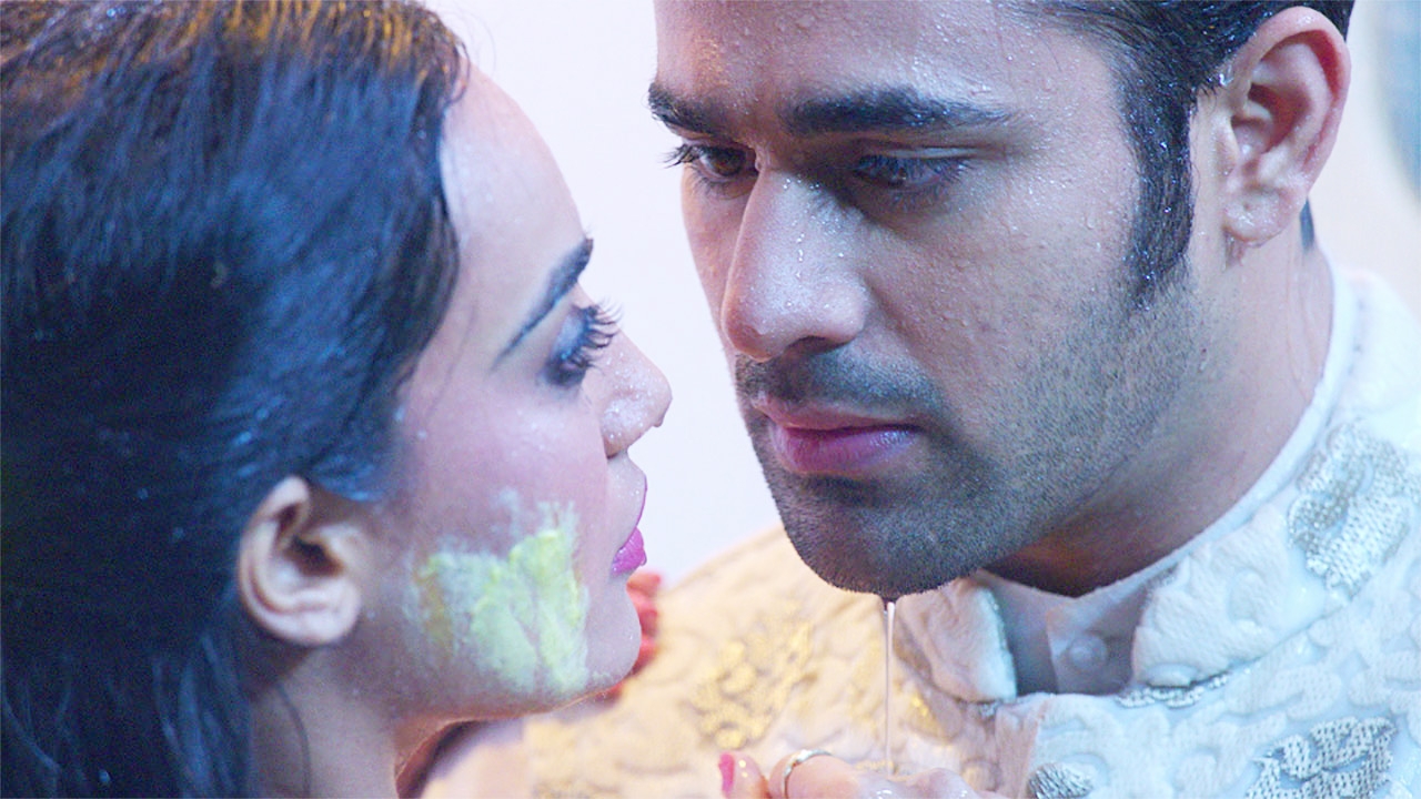 “เซอร์บิ” เลิฟซีนหวาน “เพิร์ล” กลางอ่างอาบน้ำ ใน "นาคิน แค้นรักนางอสรพิษ"