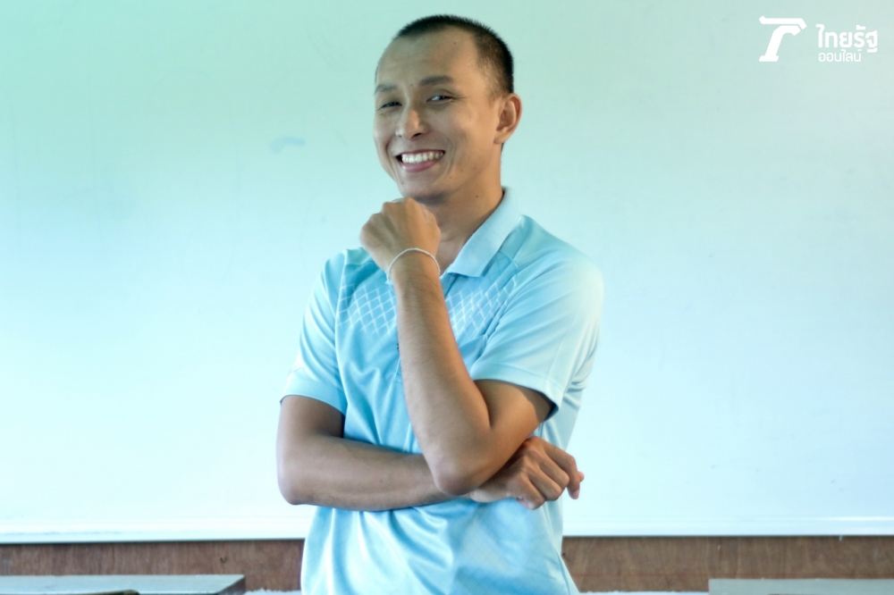 ครูบอลลี่ในลุคปกติ ไม่แต่งหน้าใส่วิก