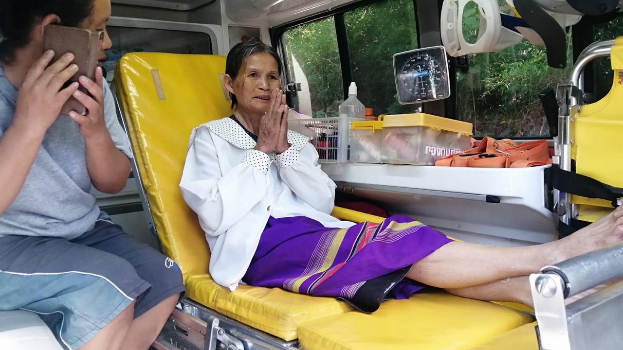 หญิงชราออกจากป่าแล้ว หลังหลงป่าเชียงใหม่นาน 6 วัน ขอบคุณ จนท.ที่มาช่วย