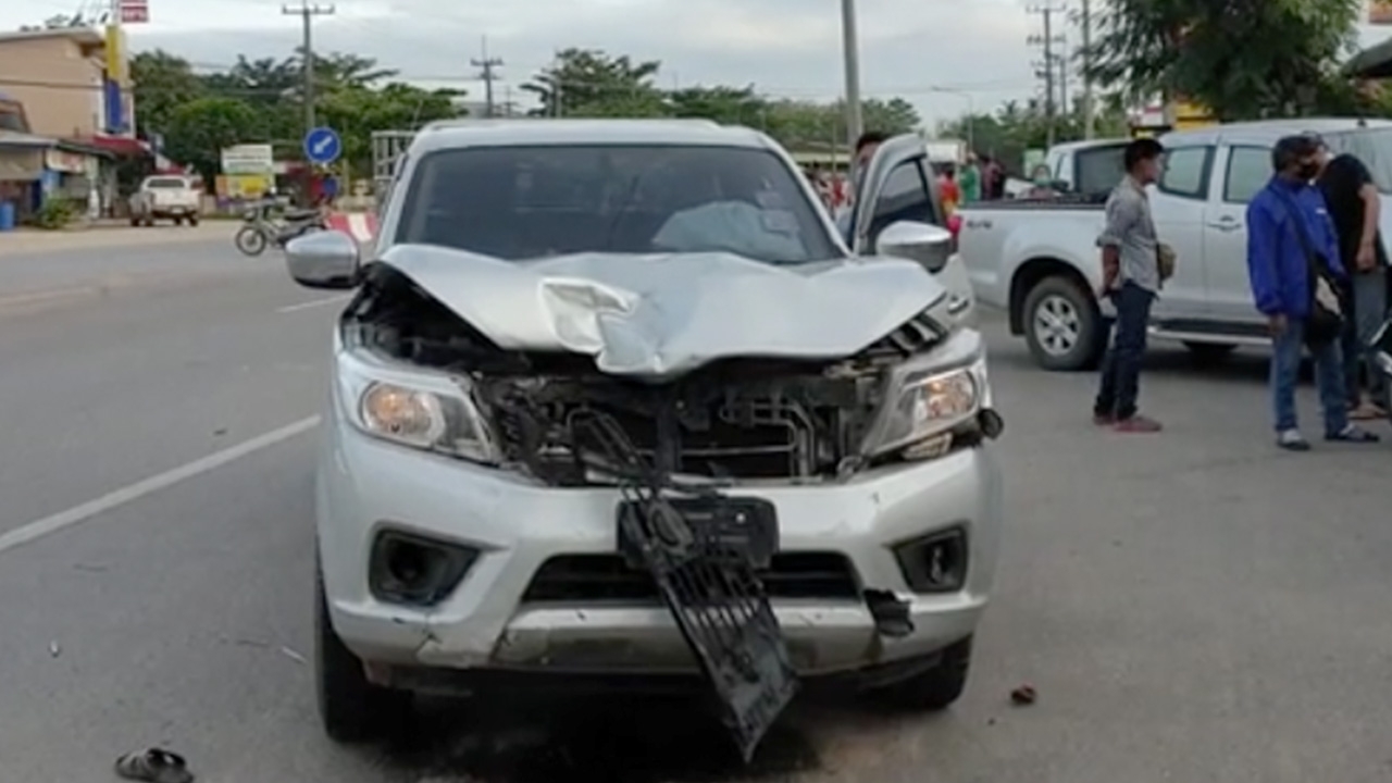 หนุ่มแม่สอด ขี่จยย.กลับรถตัดหน้ากระบะทางตรง ชนเต็มแรงกระเด็นตายคาที่