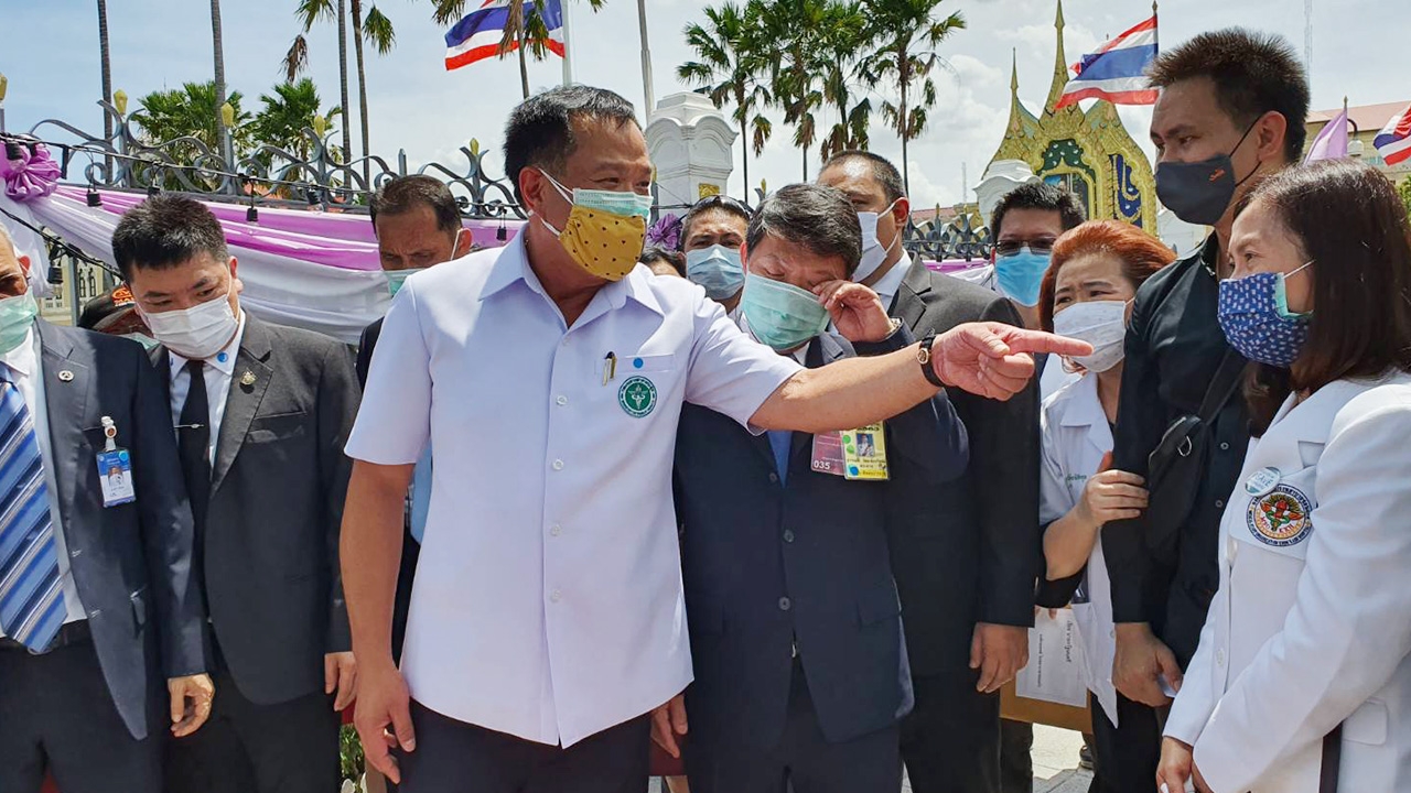 คปอธ.บุก ทำเนียบฯ ยื่นนายกฯ ทบทวน ย้ายผอ.รพ.ขอนแก่น ตะโกน เซฟหมอชาญชัย
