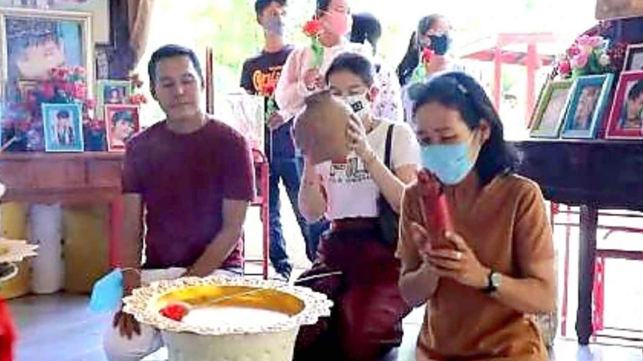 คอหวยแน่นวัดทับกระดาน ลำยอง หนองหินห่าว เขย่าได้เลขเด็ด "พุ่มพวง" 