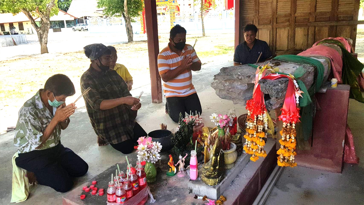 ขอโชคแม่ตะเคียน ก่อนหลานบวช คนรักหวยเสี่ยงเซียมซีได้เลขเด็ด 3 ตัว