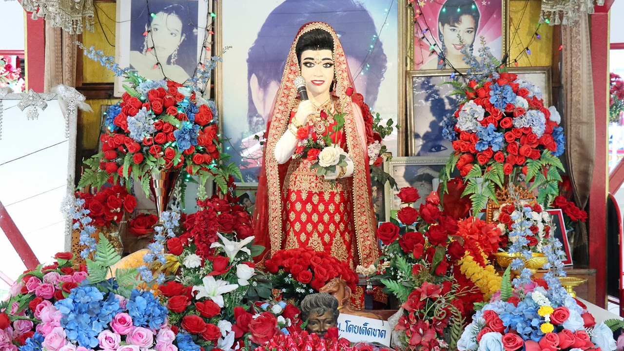 วัดทับกระดานงดจัดคอนเสิร์ต แม่ผึ้ง พุ่มพวง ดวงจันทร์ คอหวยยังขอเลขเด็ด