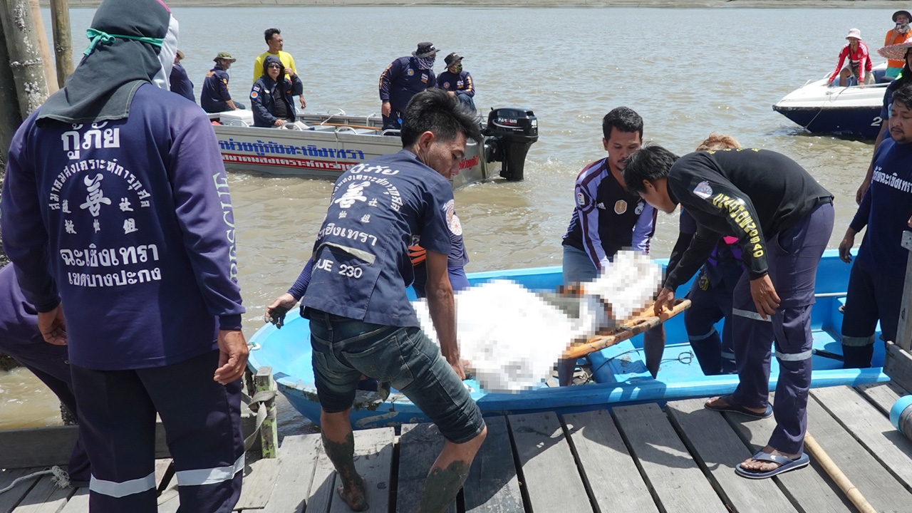 สาวใหญ่ให้อาหารปลาท่าน้ำวัด ก่อนหายตัว เช้าพบเป็นศพลอยติดป่าชายเลน