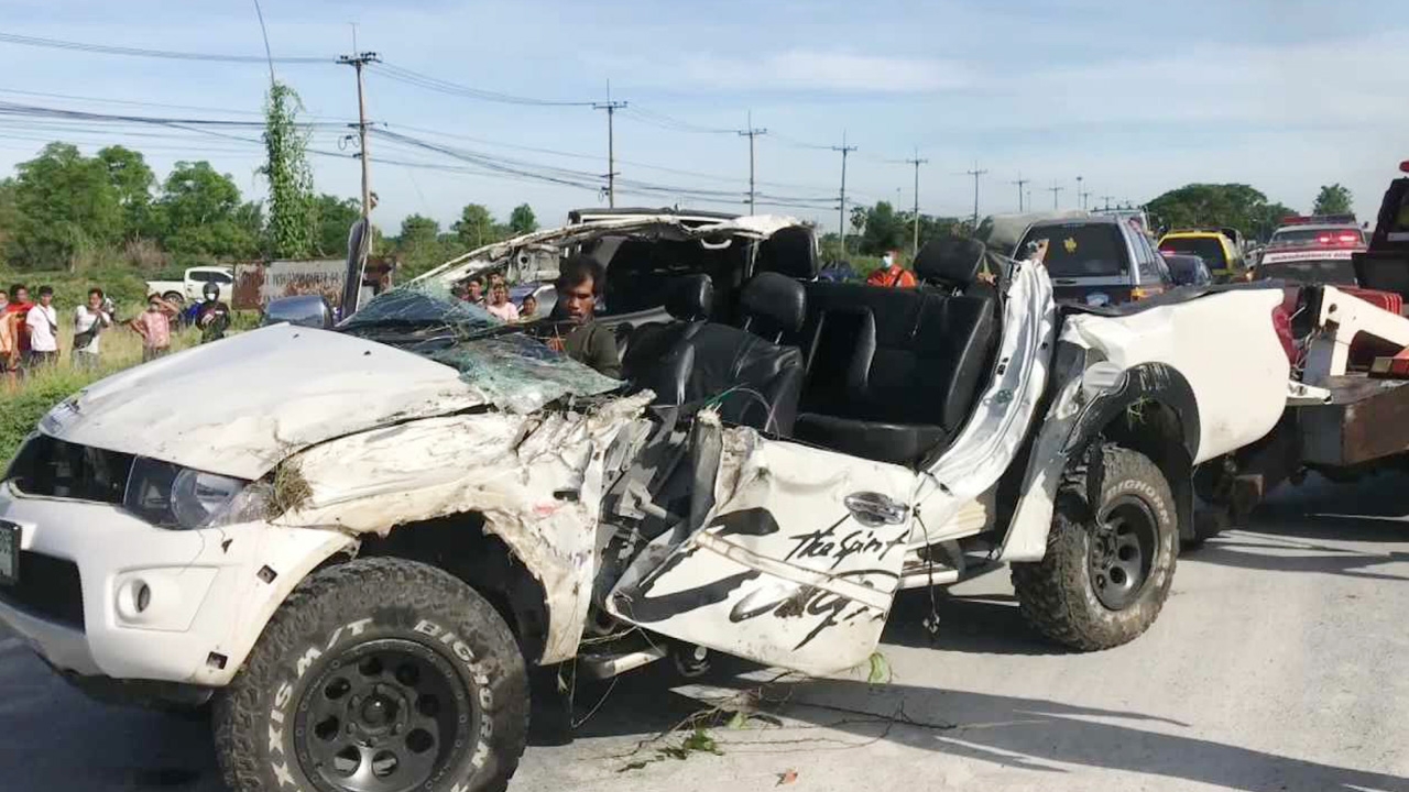 รถพ่วงชนกันคว่ำ ปิกอัพหลบไม่ทัน ชนสนั่น ดับคาที่ 3 บาดเจ็บ 7