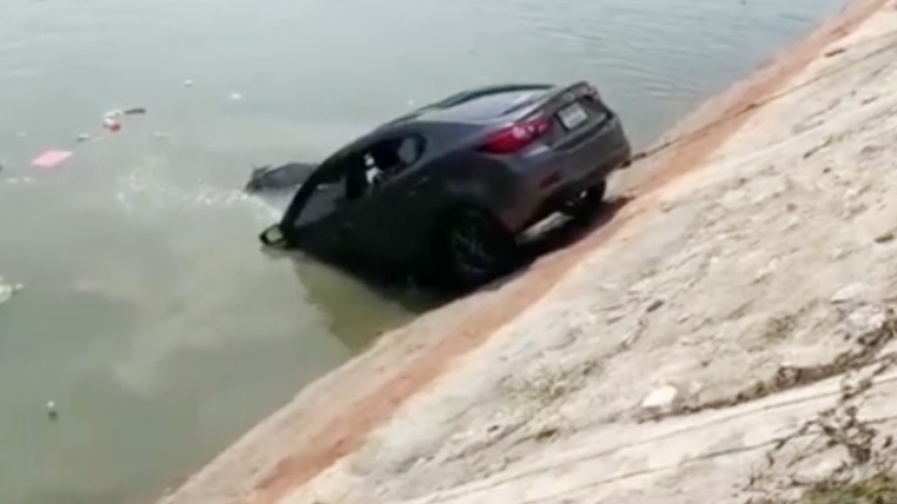 สุดเศร้า สาวขับเก๋งตกน้ำ โทรตามแฟนมาช่วย ตัวเองรอด แฟนจมไปพร้อมรถ