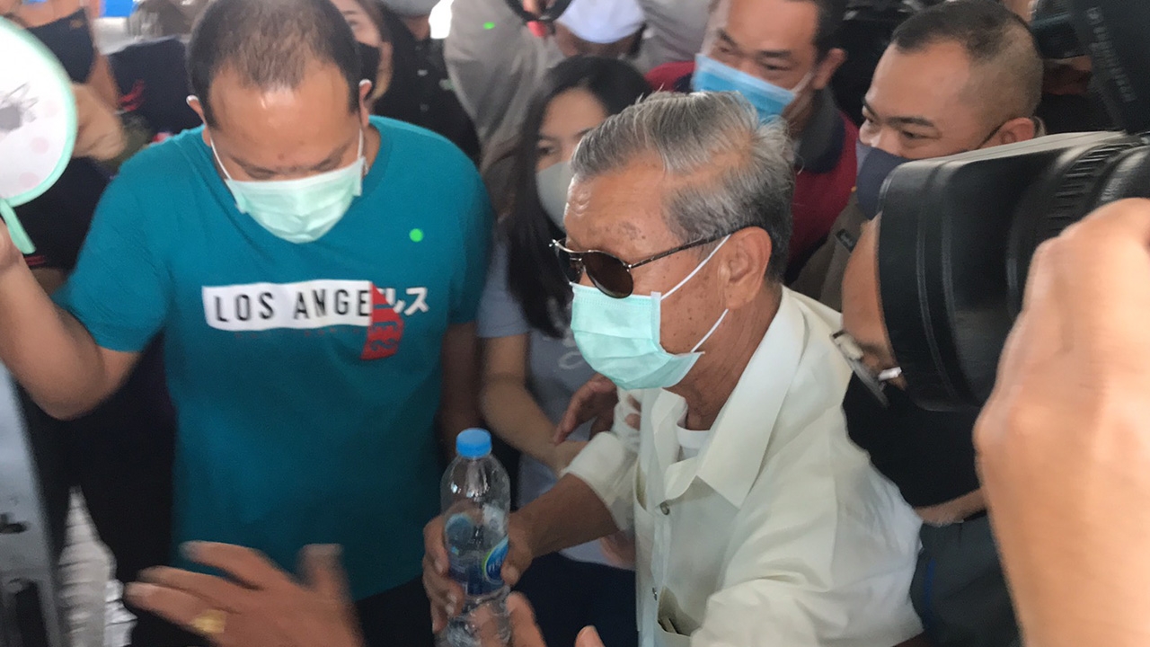 กองปราบ คุม "ลุงบุญช่วย-ลูกชาย" ฝากขังผัดแรก คดีฮุบธรณีสงฆ์ 3.8 พันไร่