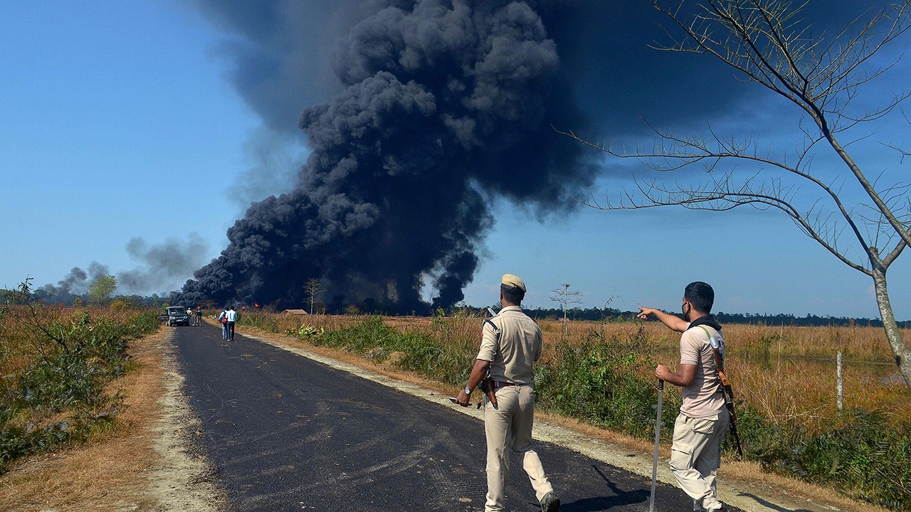 บ่อน้ำมันอินเดียระเบิดไฟท่วมยังดับไม่ได้ ตายแล้ว 2 เริ่มประทบสัตว์ป่า
