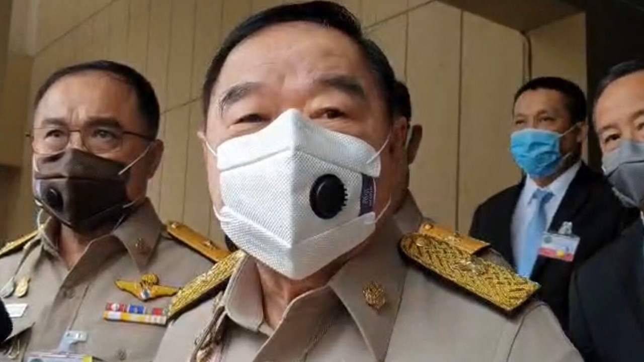 "บิ๊กป้อม" รับ กำลังดูรายชื่อ ขบวนการหมิ่นสถาบัน ยัน ไม่ใช้ ม.112 
