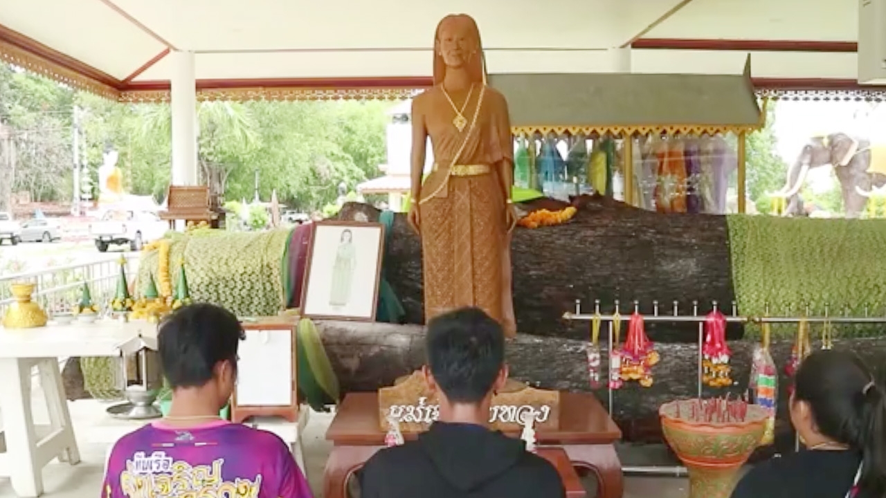 เหลือแต่ตอยังไม่ตาย ชาวบ้านศรัทธา ขอเลขเด็ด "แม่ย่าตะเคียนทอง" 306 ปี