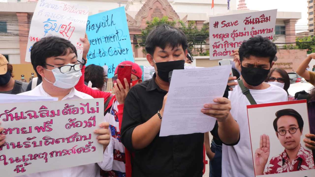 กลุ่มติดตามคดีอุ้ม "วันเฉลิม" บุกสถานทูตเขมรอีกรอบ แกนนำโวยถูกจับ
