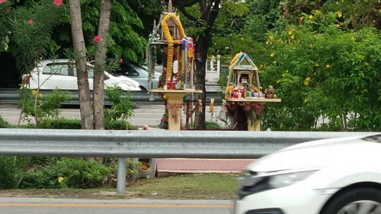 บุกพิสูจน์ พุทธมณฑลสาย 1 ดงศาลพระภูมิ คอหวยวิเคราะห์ "ตัวเลขพลังลี้ลับ"