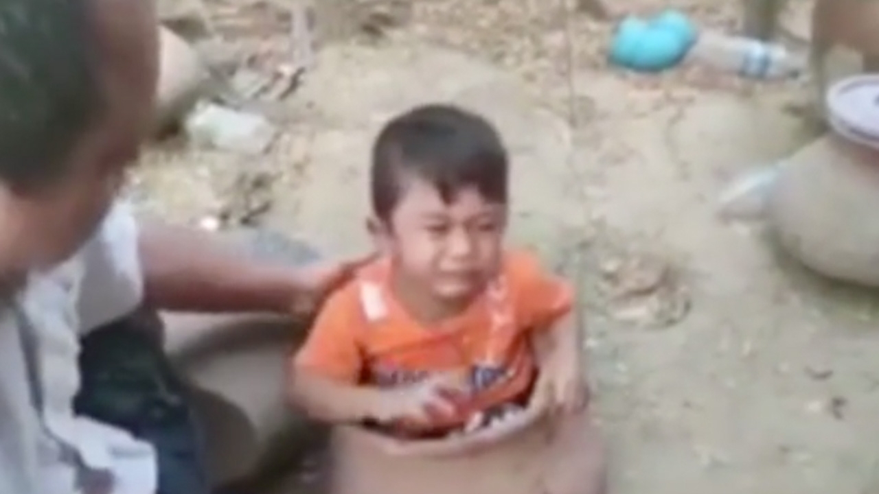 เด็กหลบครูลงไหดินเผา ร้องลั่นติดออกไม่ได้ คุณตาต้องเอาค้อนทุบทิ้งช่วย