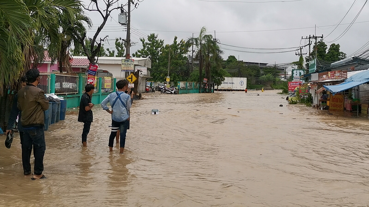 ฝนตกหนักซ้ำวันนี้ ชาวบ้านปลวกแดงเจอน้ำท่วมอีกรอบ จยย.-รถเล็กผ่านไม่ได้