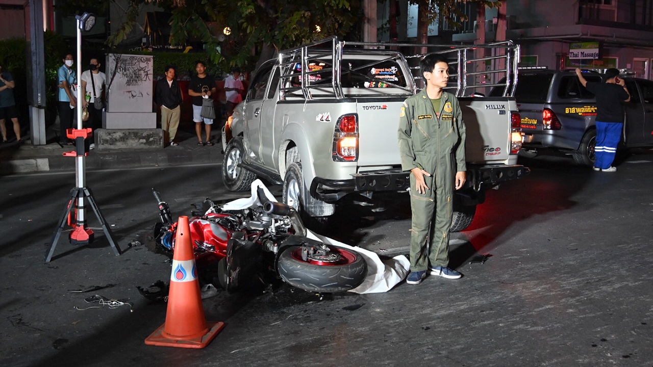 คืนสยอง หนุ่มบิ๊กไบค์เร่งเครื่องแซงชนกระบะ รถพังขาหักดับคาถนน