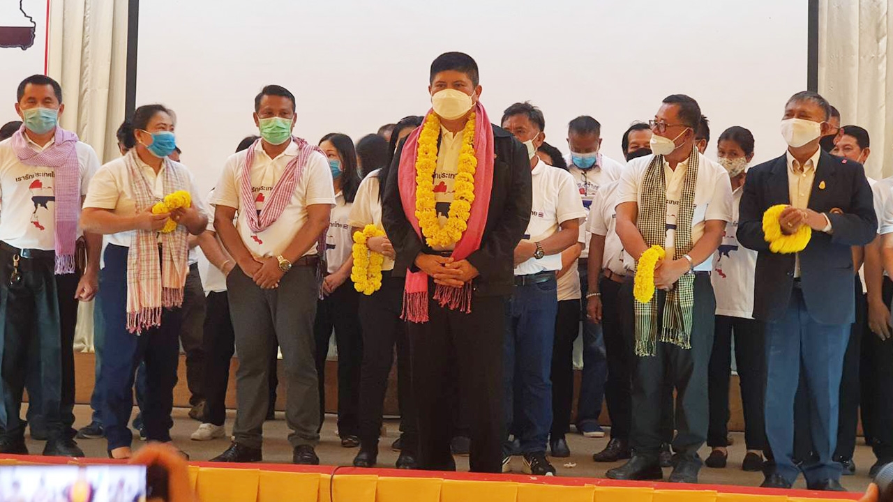 "แรมโบ้" รับคืน ป้ายหมู่บ้านเสื้อแดง อีสาน มอบป้าย "เรารักประเทศไทย" 