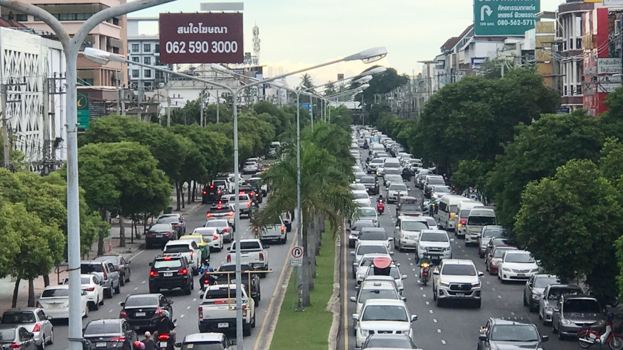 ทะลัก "บางแสน" คนแห่เที่ยวทิ้งท้าย ทำรถติดแน่น ต้องสั่งปิดถนนเลียบหาด 