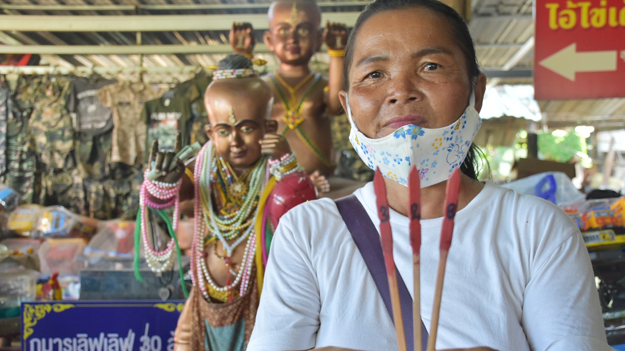 จุดประทัดแสนนัด แก้บน "กุมารน้องเก้า" ให้โชคถูกลอตเตอรี่กว่า 20 ใบ