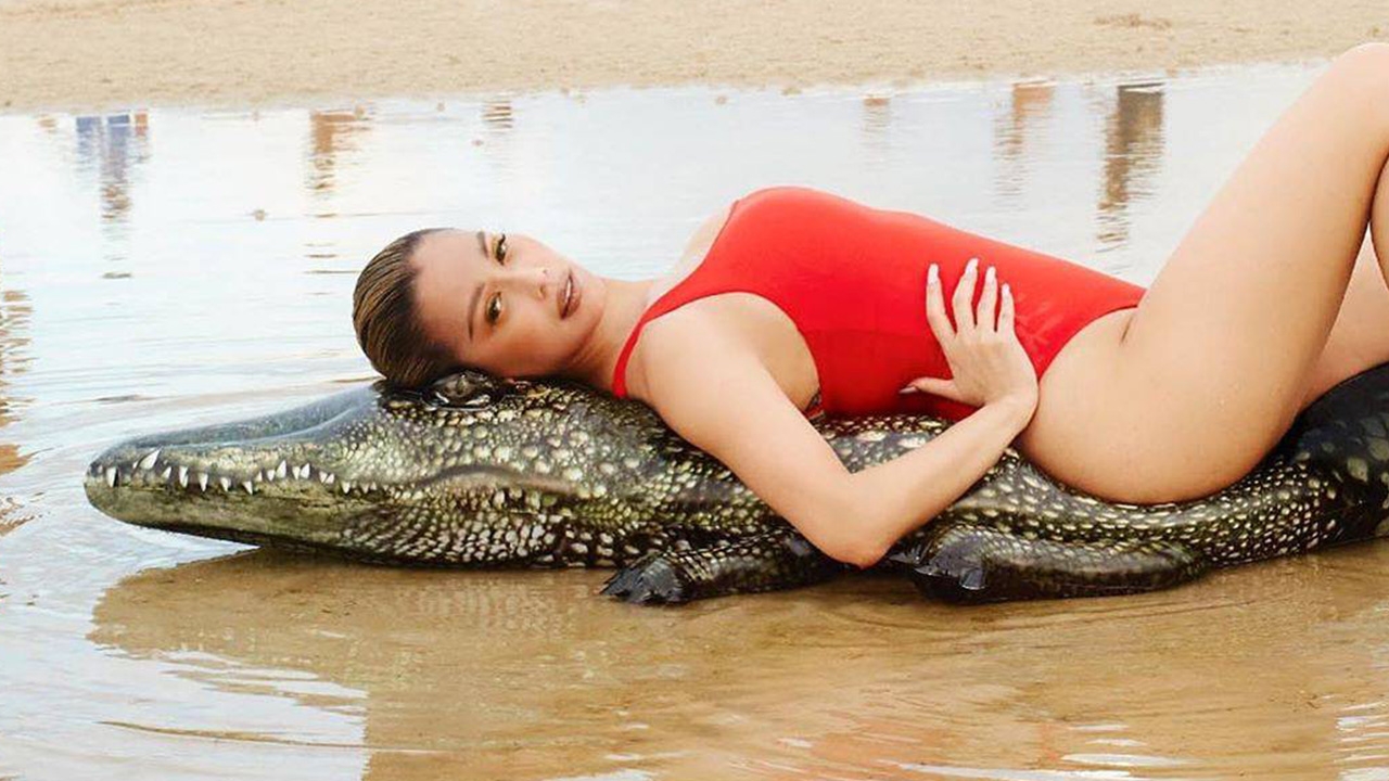 แซ่บตาแตก แพร วทานิกา จัดทีเด็ดใส่ชุดว่ายน้ำสีแดง โพสท่าคู่กับจระเข้