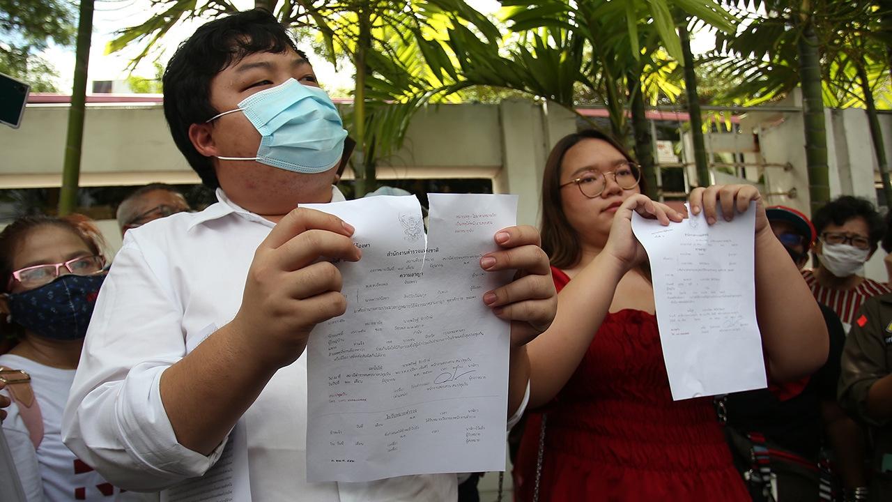 "เพนกวิน" นำ "อารยะขัดขืน" โชว์ฉีกหมายเรียก ฝ่าฝืนพ.ร.ก.ฉุกเฉิน 