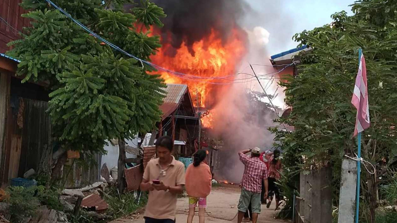 ยายไปทำนา หลานสาวเมายาบ้า จุดไฟเผาบ้านไหม้วอด 2 หลัง